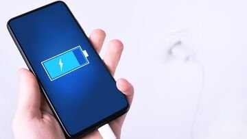 Quanto consuma ricaricare il cellulare (e cosa rischia chi lo lascia la notte)