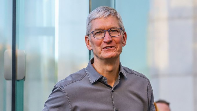 Quanto guadagna Tim Cook, il Ceo di Apple che si è tagliato lo stipendio del 40%