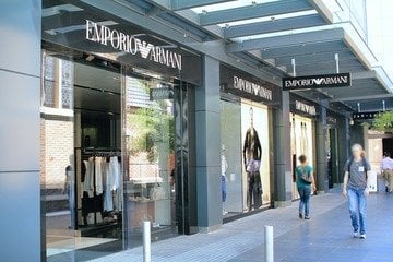 Armani, la vendita del 15% entra nel vivo. Incontri con LVMH, L'Oréal ed EssilorLuxottica
