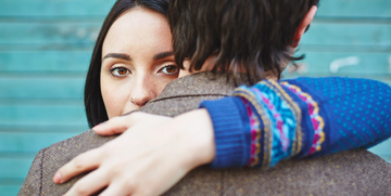 Violenza sessuale, anche un abbraccio forzato è reato