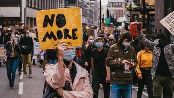 Londra, proteste anti-lockdown nonostante record UK in campagna vaccinale
