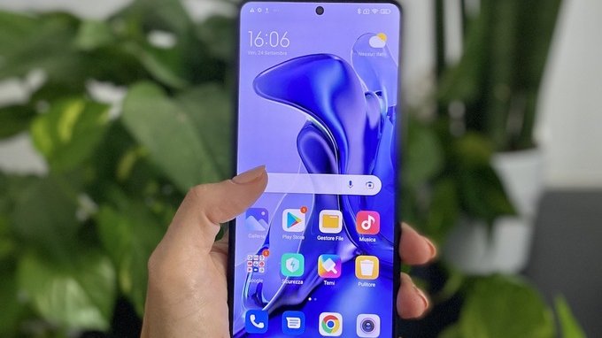 Il telefono Xiaomi che fa tremare iPhone e Samsung Galaxy