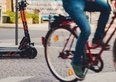 Cosa rischia chi non usa la pista ciclabile? Multe per le bici in strada 
