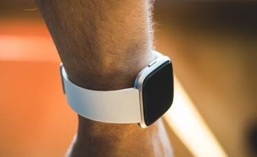 È la fine per le batterie classiche? Una tecnologia rivoluzionaria le nasconderà nella pelle