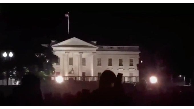Donald Trump ora vuole costruire un piano sopra il colonnato della Casa Bianca 