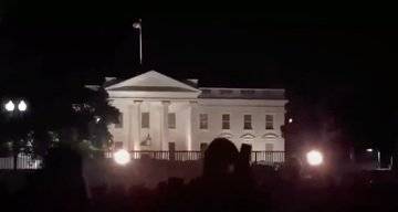 Donald Trump ora vuole costruire un piano sopra il colonnato della Casa Bianca 