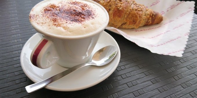 Caro colazione, aumentano i prezzi al bar: quanto costeranno caffè e cornetto