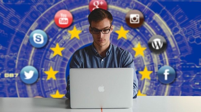 Nuove regole Ue per chi usa uno smartphone, ecco cosa cambia