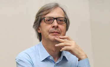 Sgarbi rifiuta di indossare la mascherina alla Camera: urla e seduta sospesa