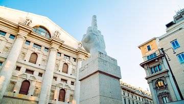 Questa banca crolla a Piazza Affari per indagini per falso in bilancio. Bankitalia e Consob sull'attenti, tonfo azioni