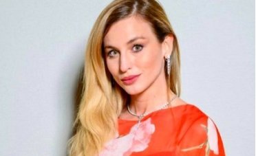 Chi è e quanto guadagna Beatrice Venezi, il direttore licenziato dalla Fenice di Venezia