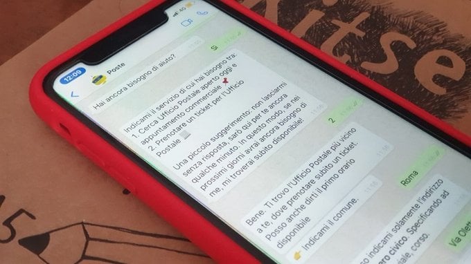Poste Italiane su WhatsApp: come prenotare ticket via chat, numero ufficiale