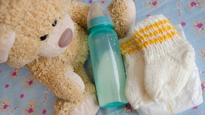 Latte in polvere contaminato, Nestlé e Danone indagate dalla procura francese. Cosa sappiamo finora