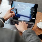 Trading automatico e investitori retail: democratizzazione o nuova barriera?