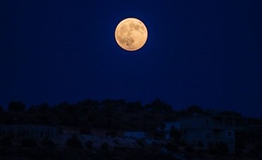 Il Giappone ha un piano segreto per la Luna. Così invierà energia infinita sulla Terra