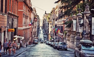 Le famiglie povere spendono di più in auto di quelle ricche. Il paradosso che sta distruggendo i risparmi degli italiani