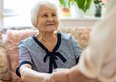 Riforma caregiver, più tutele e diritti per chi assiste persone anziane