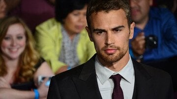 Quanto guadagna Theo James, il protagonista di The Gentlemen?