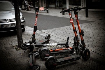 Codice della strada, con la riforma casco obbligatorio per i monopattini: cosa può cambiare