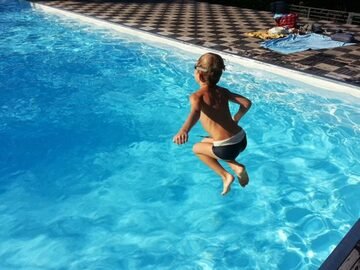 Fare il bagno in piscina aumenta davvero il rischio di contagio?