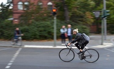 Questa regola del Codice della Strada è poco conosciuta ai ciclisti. Adesso rischiano una maxi multa