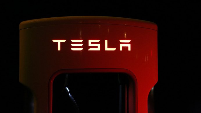Tesla: il costo della ricarica aumenta del 35%