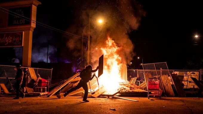 Cosa succede a Minneapolis, tra città in fiamme e minacce di Trump