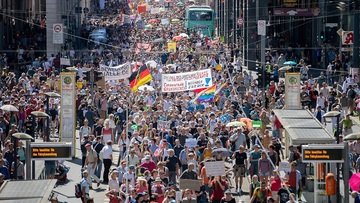 Coronavirus, a Berlino protesta negazionista dopo ok del tribunale