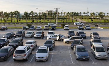 Auto danneggiata nei parcheggi nel supermercato, ecco chi è responsabile