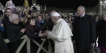 Papa Bergoglio chiede scusa per schiaffo a fedele: “Dato cattivo esempio”