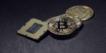 Bitcoin verso i 10.000 dollari: strategie long appaiono tardive