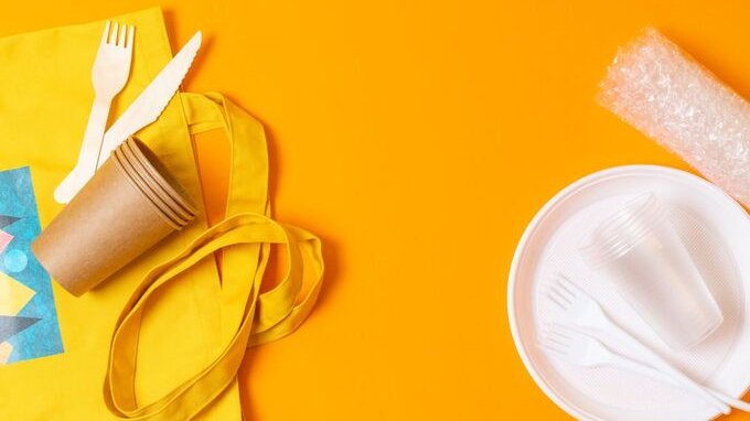Addio a plastic tax e sugar tax: così il governo Meloni cancellerà le tasse su plastica e zucchero