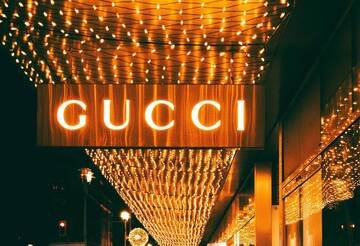 Azioni Kering (Gucci) ed Hermès affondano. Ma una delle 2 ha spazio per volare del 42,8%