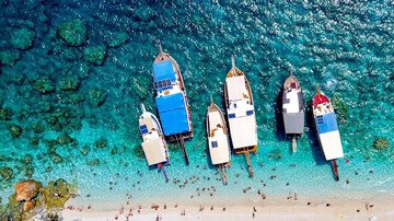 Questa fantastica isola si trova nel Mediterraneo, ma sembra caraibica (e andarci costa molto meno)