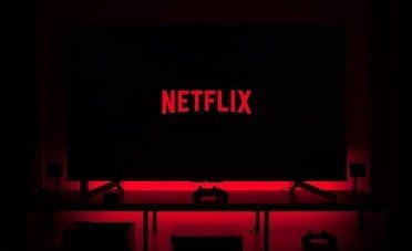 Azioni Netflix sotto i 64 dollari. Perché Wall Street continua a vendere dopo i conti?