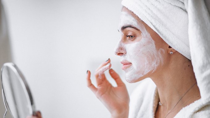 Acido ialuronico e skincare: a cosa serve, quanto costa e prodotti migliori