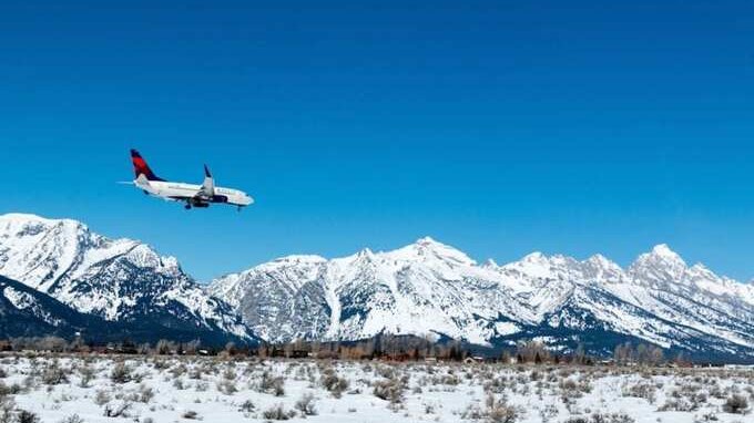 Questa compagnia aerea cancellerà migliaia di voli nel 2025