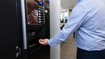 Un lavoratore è stato licenziato per aver preso 1,60 euro dalla macchinetta del caffè
