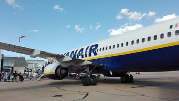 Ryanair cambia destinazione, passeggeri in lacrime