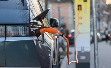 Ricarica dell'auto elettrica con carta o app: differenze di costi e commissioni