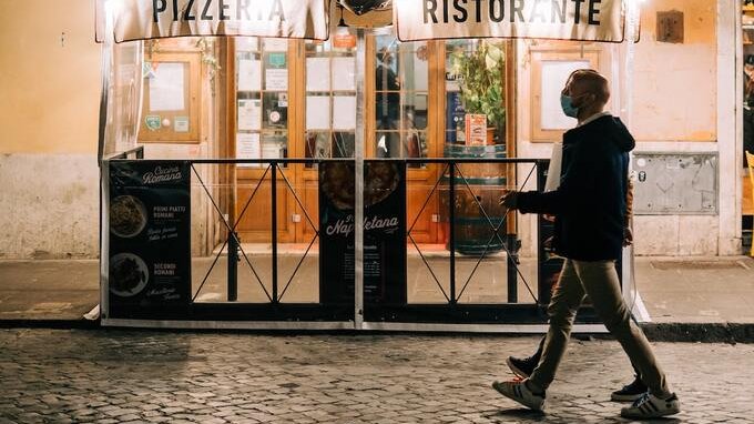 Un altro decreto in arrivo a fine mese con nuove aperture? Cosa può cambiare