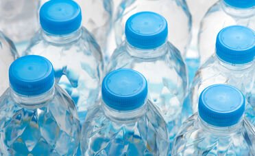 Solo una marca di bottiglie d'acqua non contiene microplastiche