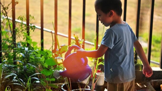 Cinque attività creative e sostenibili da fare con i bambini in vacanza