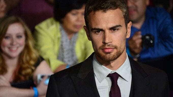 Quanto guadagna Theo James, il protagonista di The Gentlemen?
