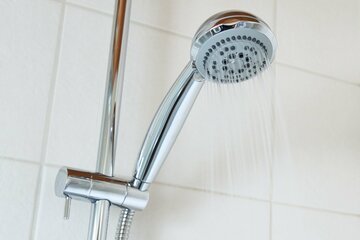Quanto consuma una doccia, quanto si spende tra acqua e gas in bolletta