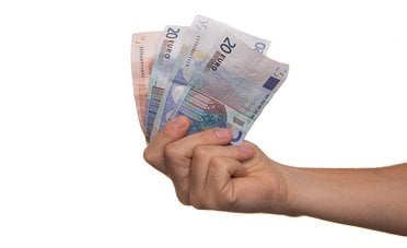 «Preleva contanti ora». Perché le banche all'improvviso lo consigliano ai clienti