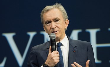 Bernard Arnault subisce un duro colpo, la sua famiglia non è più la più ricca di Francia