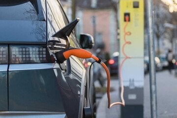 Ricarica dell'auto elettrica con carta o app: differenze di costi e commissioni