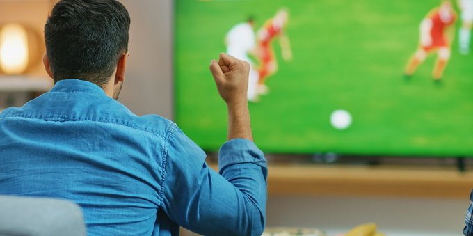 Quanto costa vedere le partite di calcio in Tv e streaming: prezzi e pacchetti 