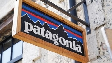 La storia di successo di Yvon Chouinard, fondatore di Patagonia che ha rinunciato all'azienda per l'ambiente